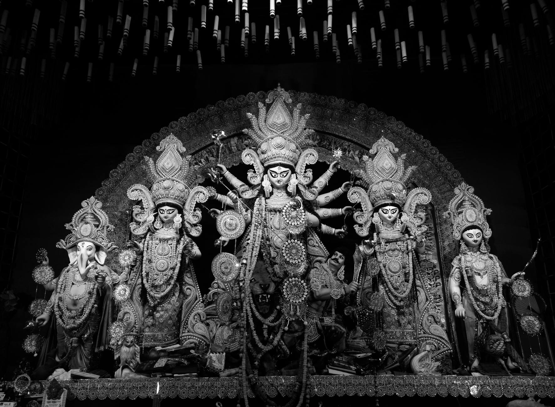 Gambar close-up gurah mata dengan teknik tradisional membantu mengurangi iritasi dan kebas pada mata