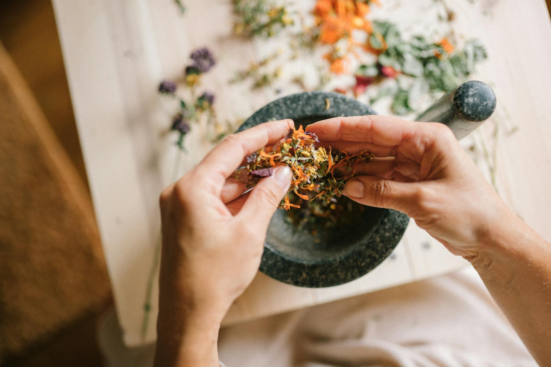 Terapi obat herbal dengan ramuan alami menyehatkan tubuh secara holistik